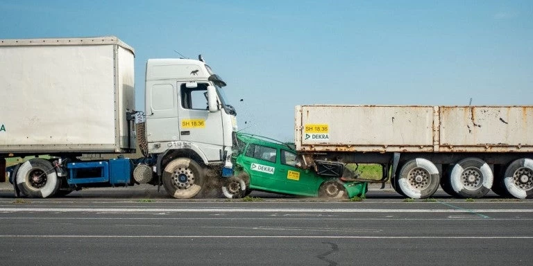 Crash Test: Φορτηγά καταστρέφουν ΙΧ με μόλις 43 χλμ/ώρα (βίντεο)